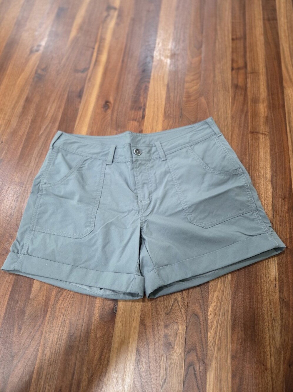 The North Face  Women’s Sage Green Roll-Hem Shorts Size 10